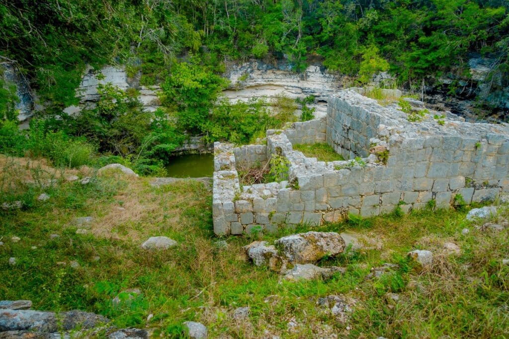 ruines près du cénote xtoloc