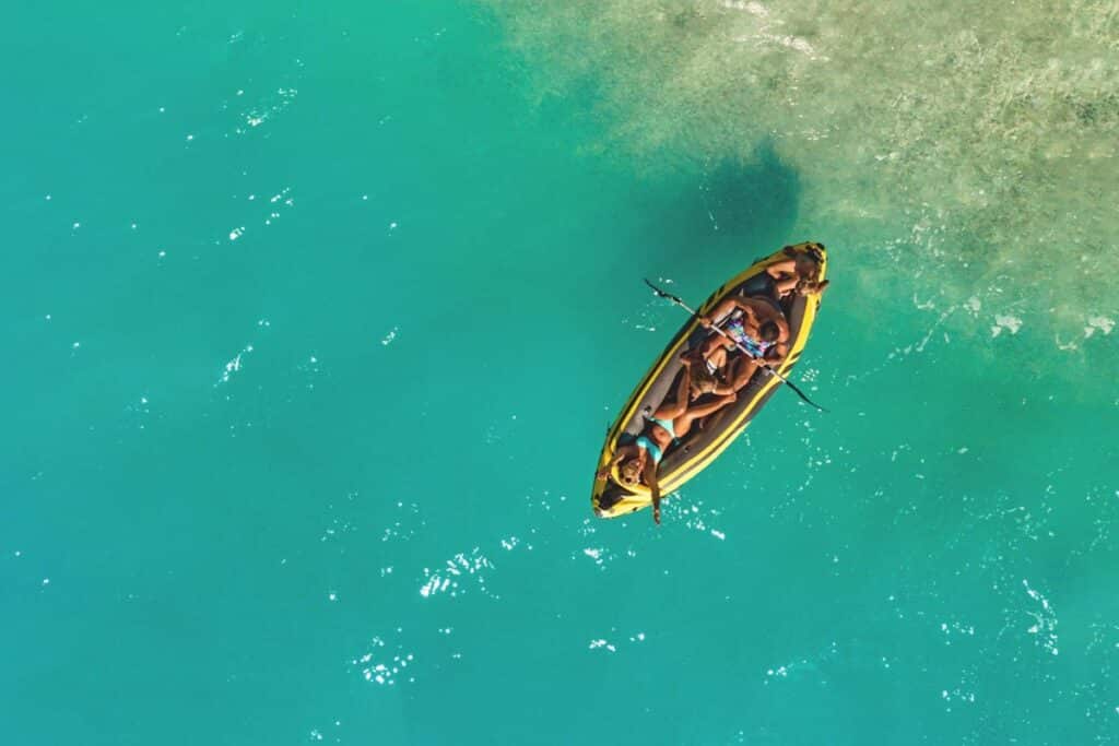 kayak gonflable eaux turquoises
