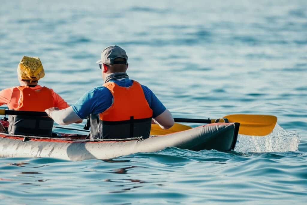couple sur un kayak gonflable en mer