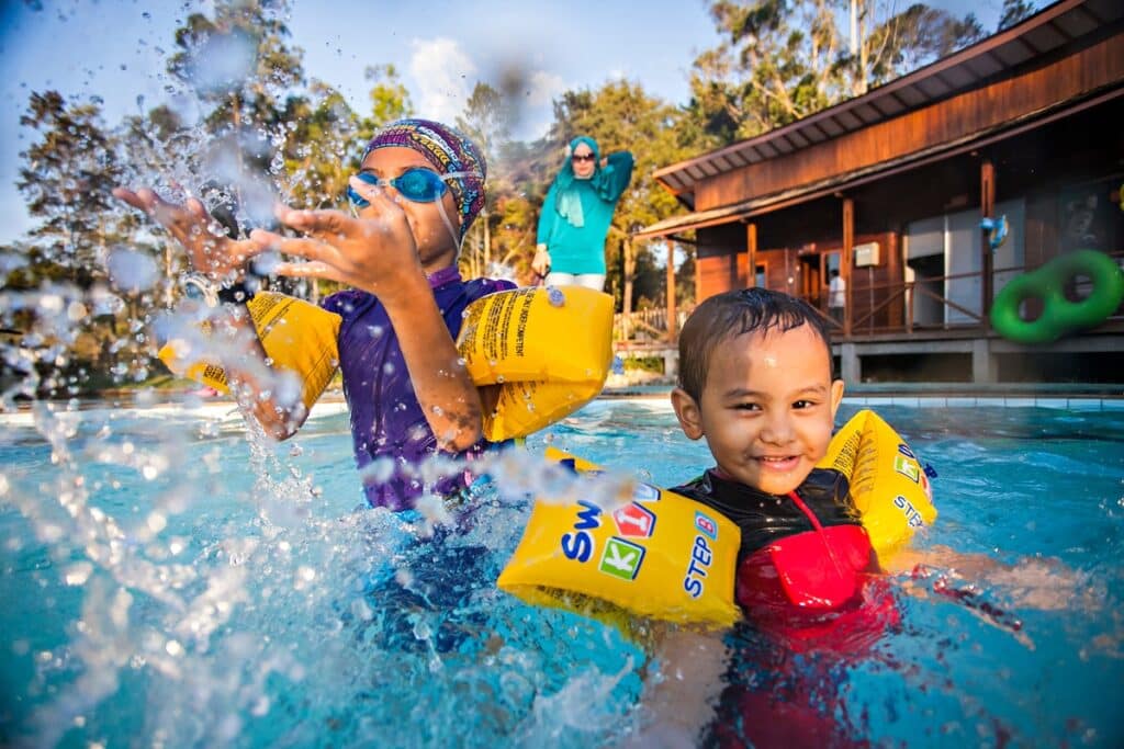 enfants piscine camping