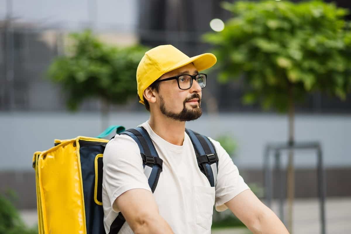 voyageur avec un sac isotherme