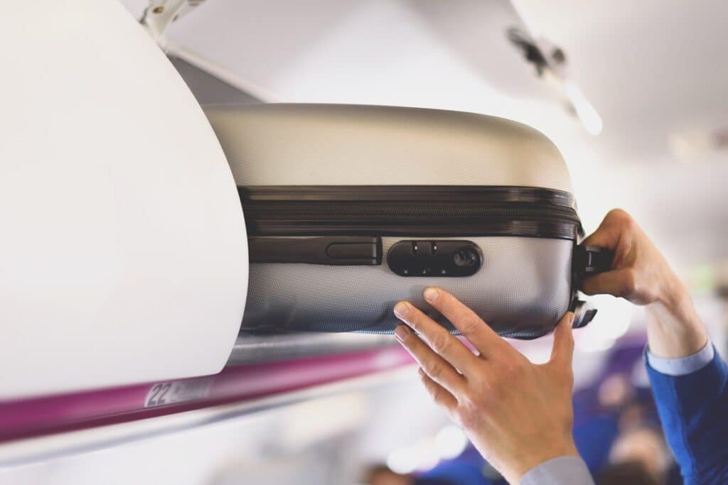 petite valise dans l'avion 