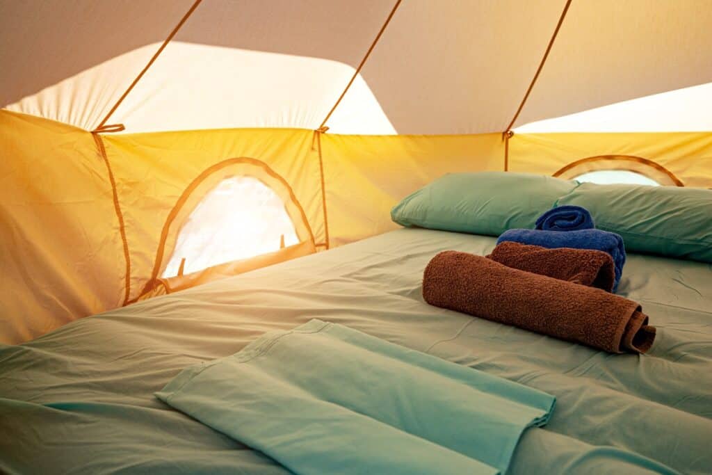 matelas gonflable dans une toile de tente