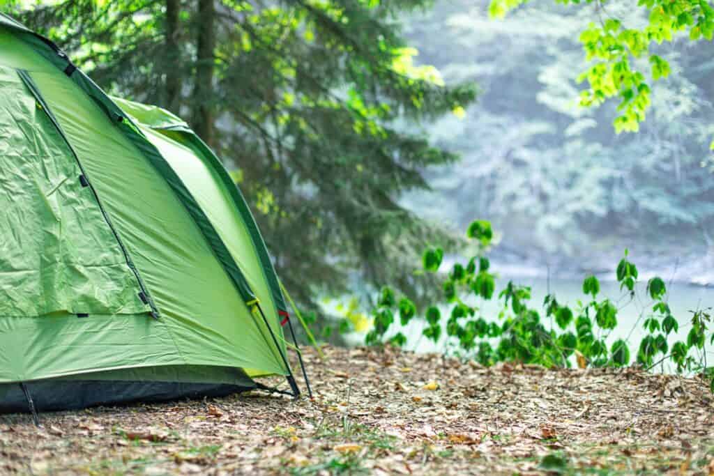 toile de tente dans la nature