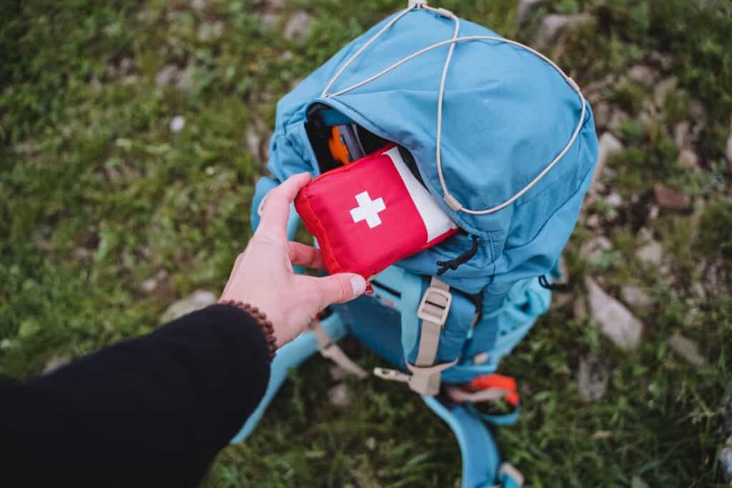 trousse de secours dans un sac à dos