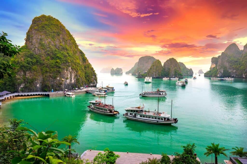 baie d'Halong au coucher du soleil