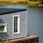 cabane flottante sur un étang