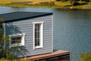 cabane flottante sur un étang