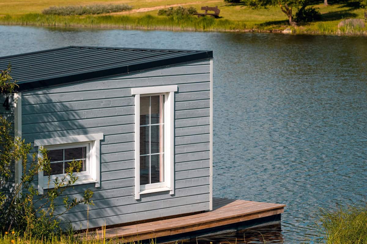 cabane flottante sur un étang