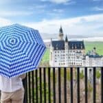 femme avec un parapluie en voyage
