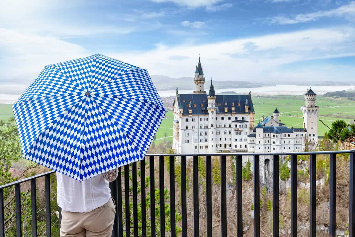 femme avec un parapluie en voyage