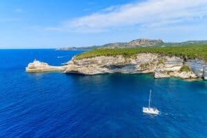 catamaran près des côtes de Bonifacio
