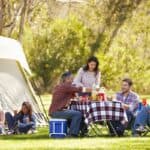 famille heureuse dans un camping à Guérande
