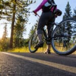 cycliste sur une piste cyclable
