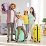 famille avec valises qui part en vacances