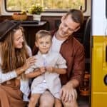 famille voyageant en van aménagé