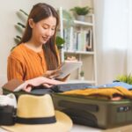 femme qui prépare sa valise