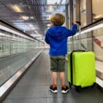 enfant avec une valise