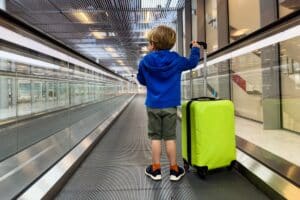 enfant avec une valise
