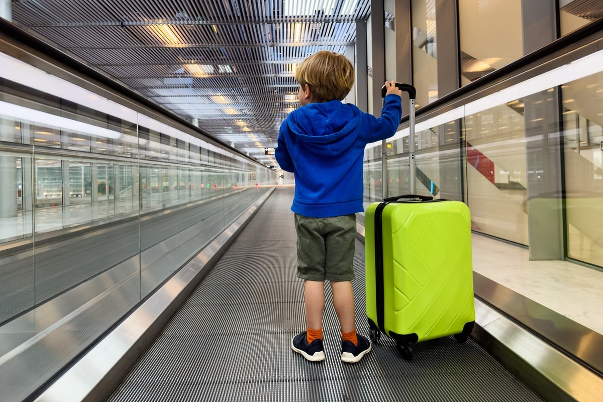 enfant avec une valise