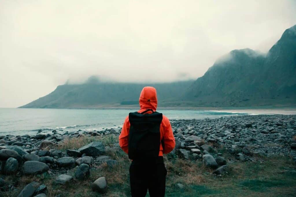 voyageur avec un sac à dos sous la pluie