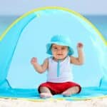 bébé dans une tente anti-UV sur la plage