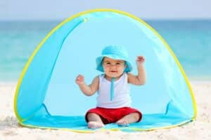 bébé dans une tente anti-UV sur la plage