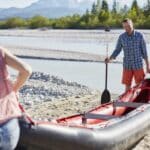 couple portant un kayak gonflable deux places