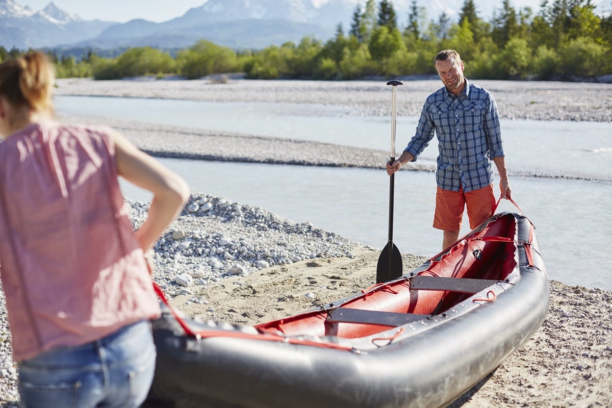 couple portant un kayak gonflable deux places