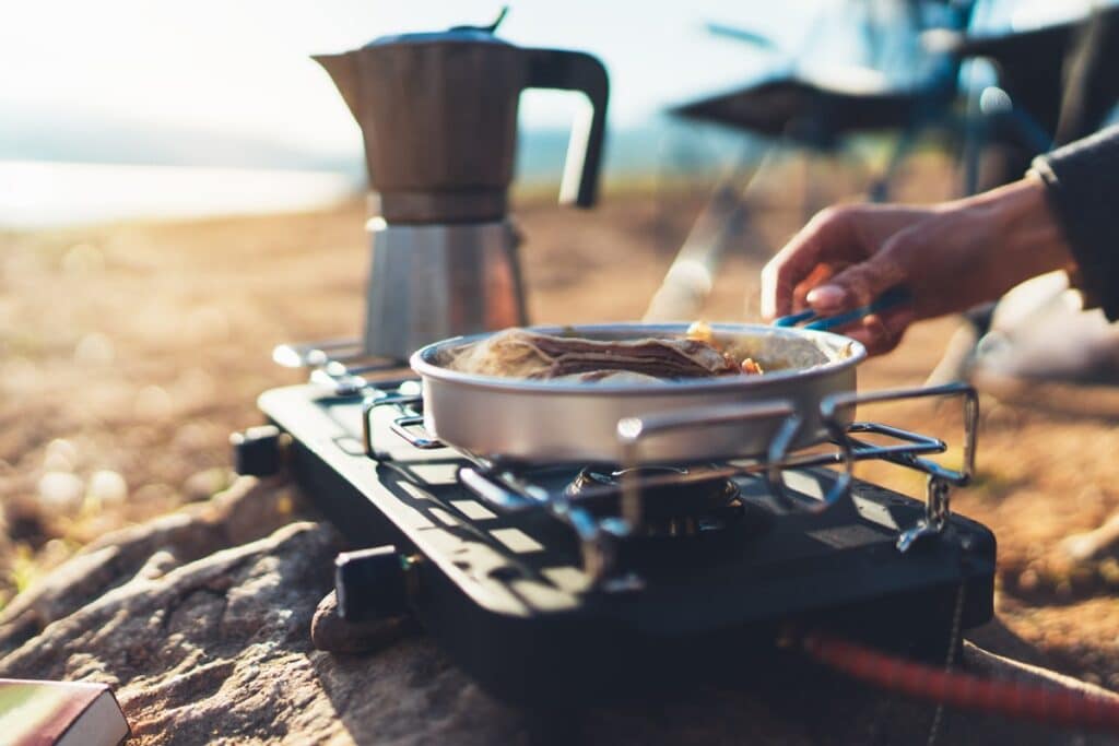 chauffer poêle sur réchaud de camping