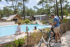 Camping vendéen en famille, piscine et vélos