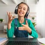 Apprendre l’anglais avant de voyager : les options pour les 12-18 ans