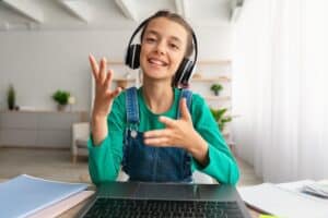 Apprendre l’anglais avant de voyager : les options pour les 12-18 ans
