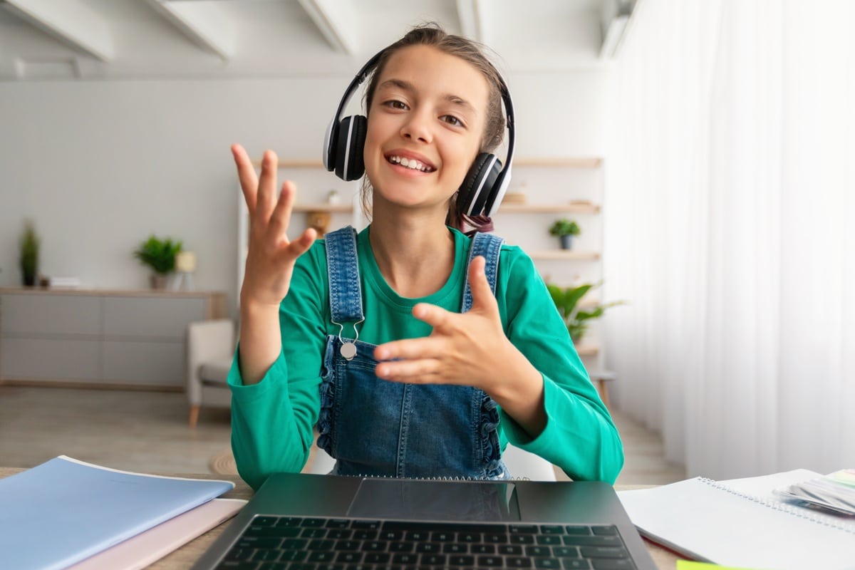 Apprendre l’anglais avant de voyager : les options pour les 12-18 ans