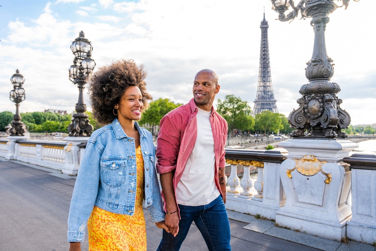 couple qui marche dans Paris