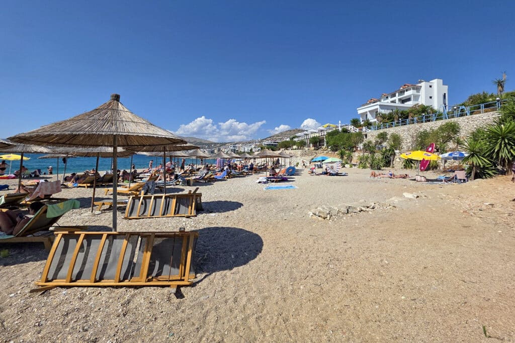 mango beach plage et parasols