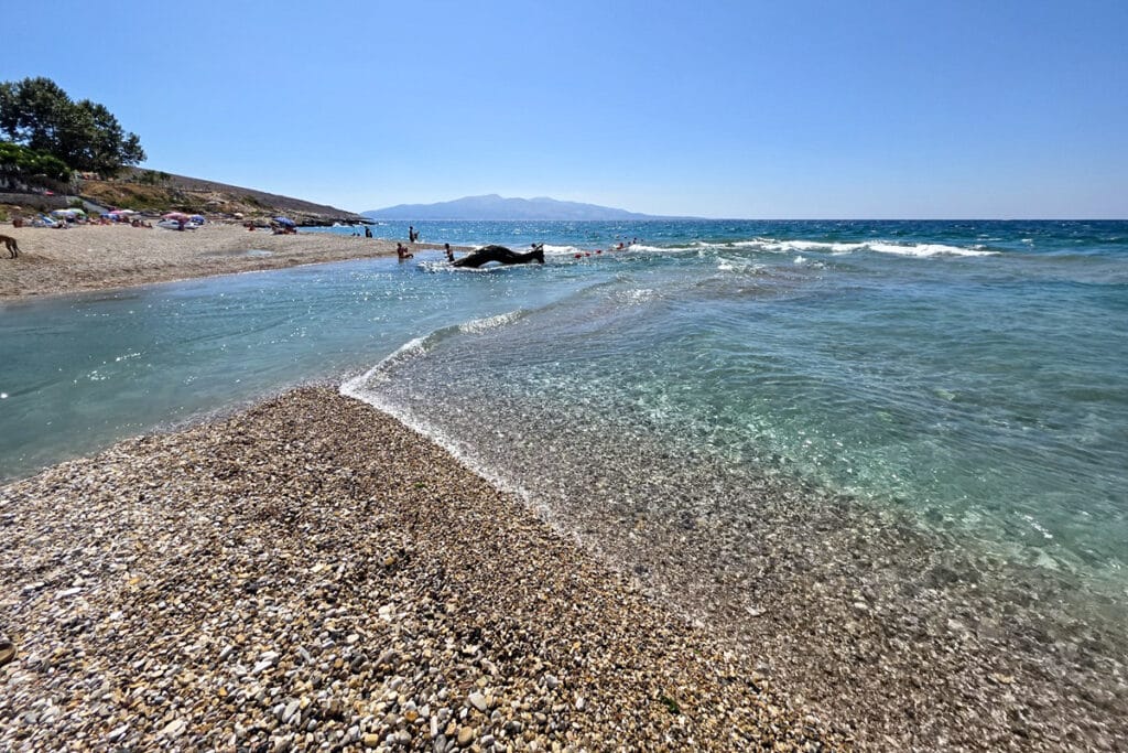 rivière qui coule dans la mer à mango beach