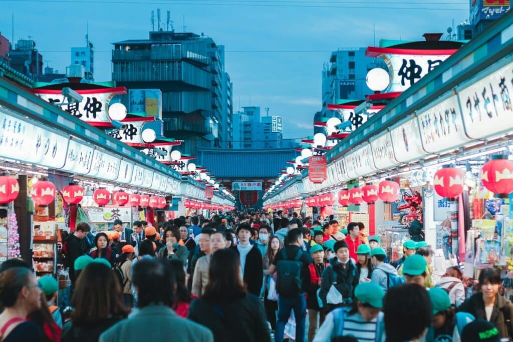rue animée de Tokyo le soir