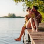couple assis au bord de l'eau