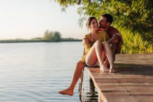couple assis au bord de l'eau