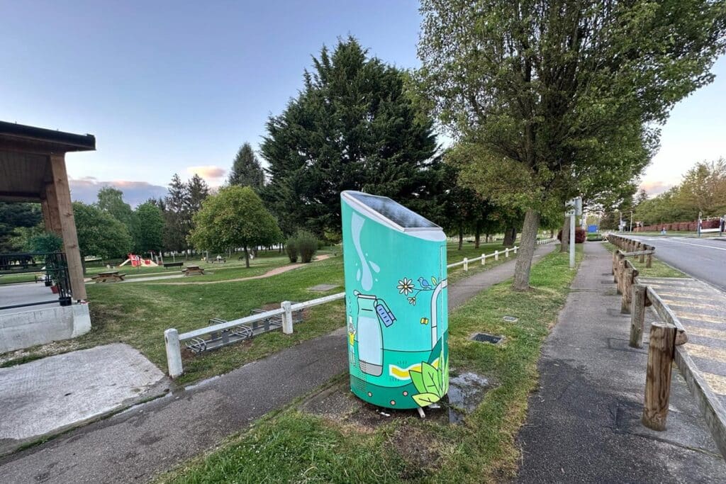 fontaine à eau réseau en bord de route