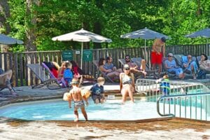 piscine de camping en famille