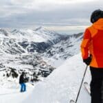 skieur en haut des pistes
