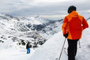 skieur en haut des pistes
