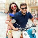 couple amoureux sur un scooter