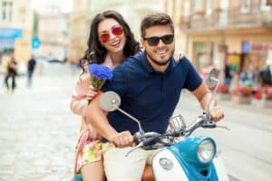 couple amoureux sur un scooter