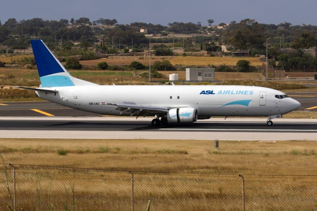 avion de la compagnie ASL Airlines sur le tarmac