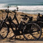 deux vélos sur une plage à Hossegor