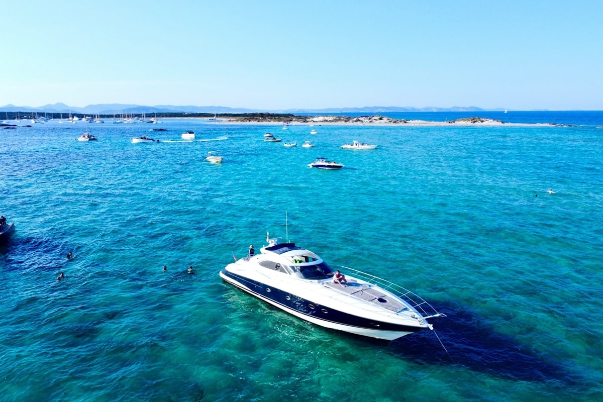 Voyager autrement : pourquoi de plus en plus de français choisissent le bateau d’occasion pour leurs vacances