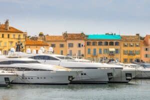 yachts dans la marina de Saint-Tropez